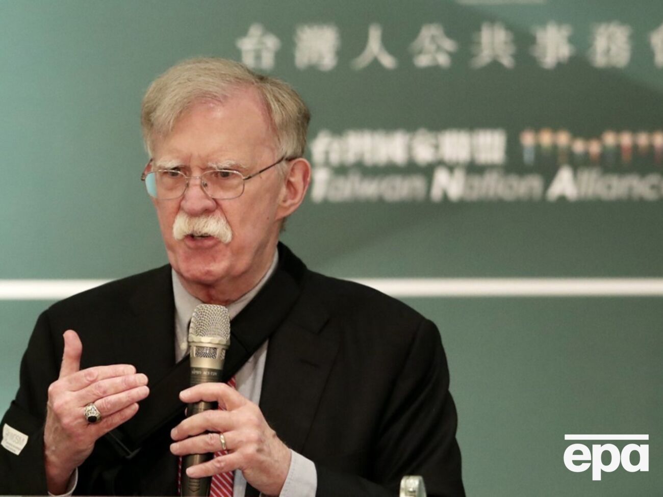 Болтон был советником президента США по нацбезопасности с апреля 2018-го по сентябрь 2019 года