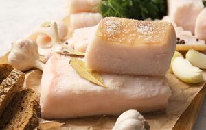 Сало готовится трое суток и получается ароматным