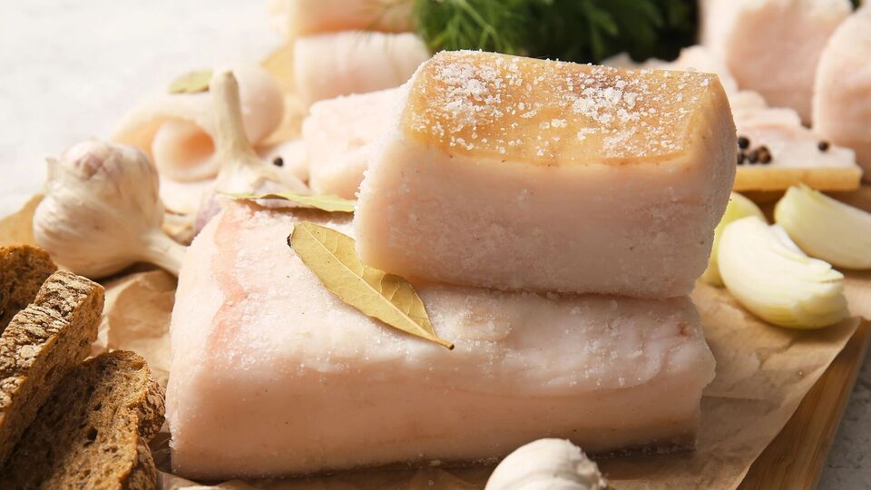 Сало готовится трое суток и получается ароматным