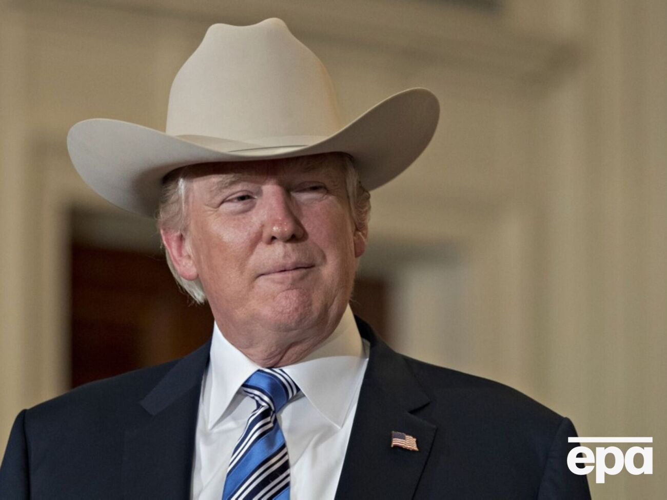 Трамп коллекционирует красные кепки