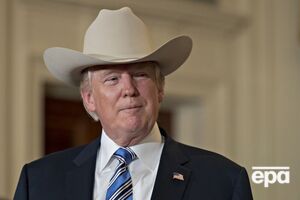 Трамп коллекционирует красные кепки