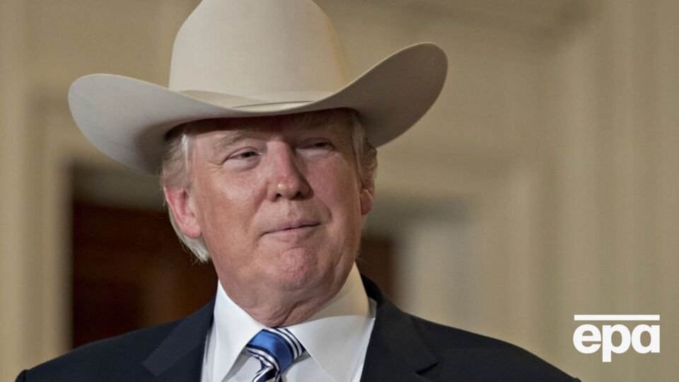 Трамп коллекционирует красные кепки