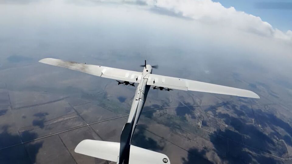 FPV-дроны закреплены под крыльями "Орлана"