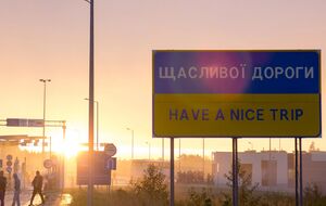 №13685 пропонує внести зміни до низки чинних законів, зокрема того, який стосується порядку в'їзду/виїзду за кордон