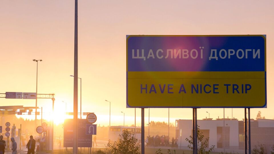 №13685 пропонує внести зміни до низки чинних законів, зокрема того, який стосується порядку в'їзду/виїзду за кордон