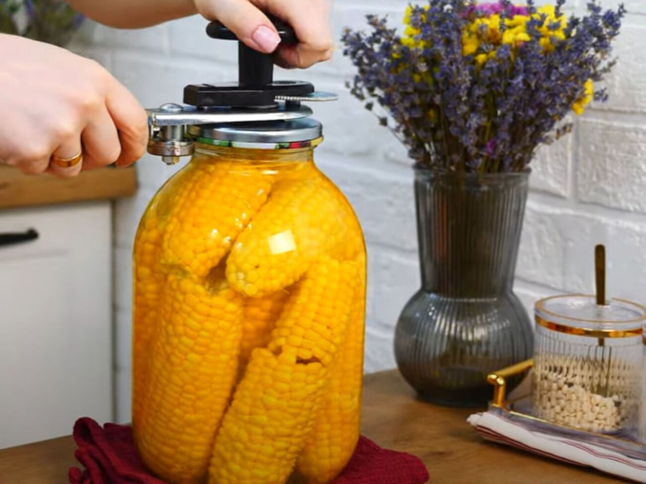 Банки з кукурудзою потрібно зберігати в льоху