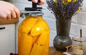 Банки з кукурудзою потрібно зберігати в льоху