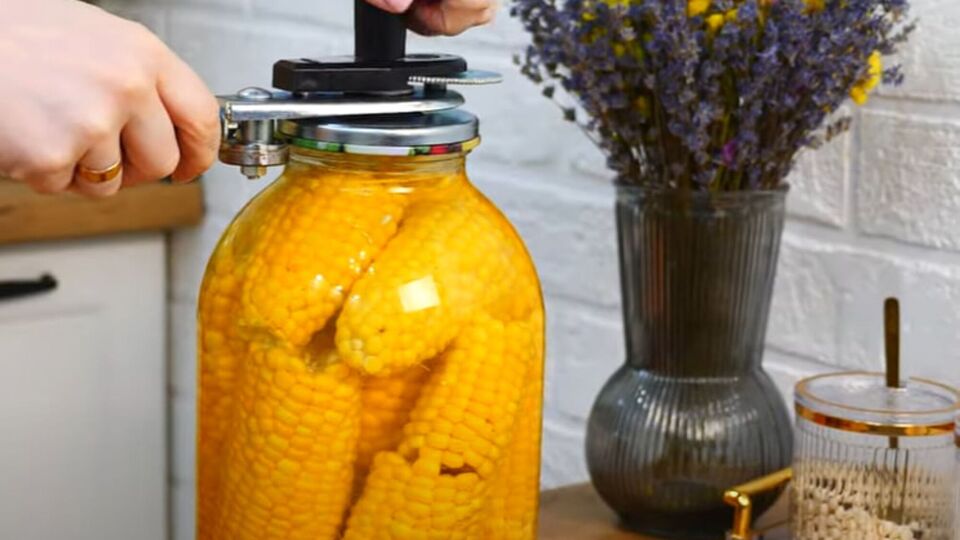 Банки з кукурудзою потрібно зберігати в льоху