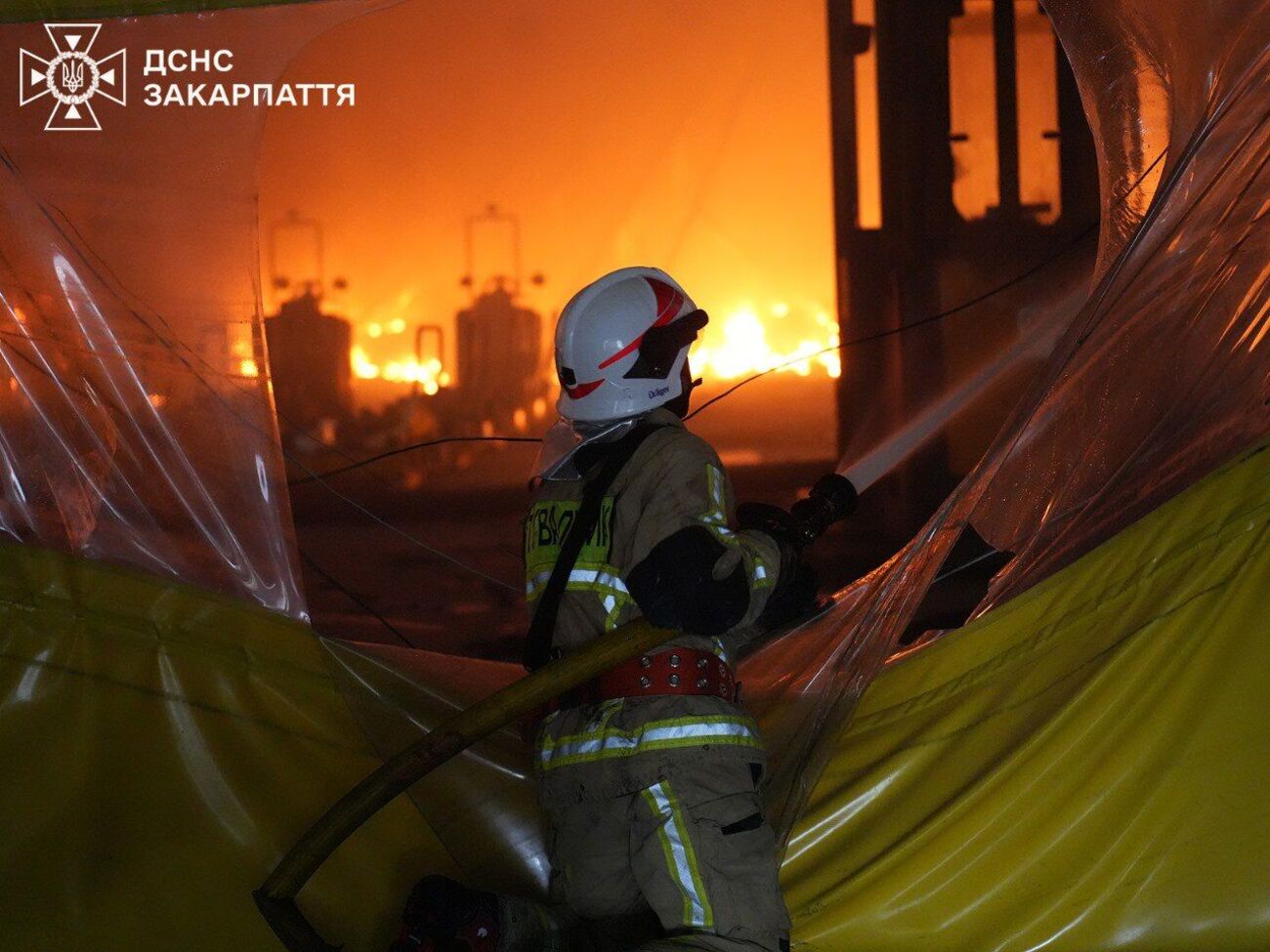 Рятувальники протягом двох днів гасили пожежу на заводі в Мукачеві
