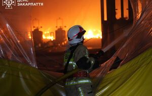 Рятувальники протягом двох днів гасили пожежу на заводі в Мукачеві
