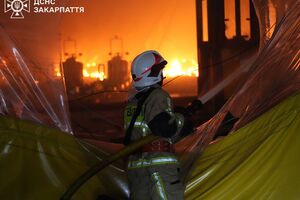 Спасатели в течение двух дней тушили пожар на заводе в Мукачево