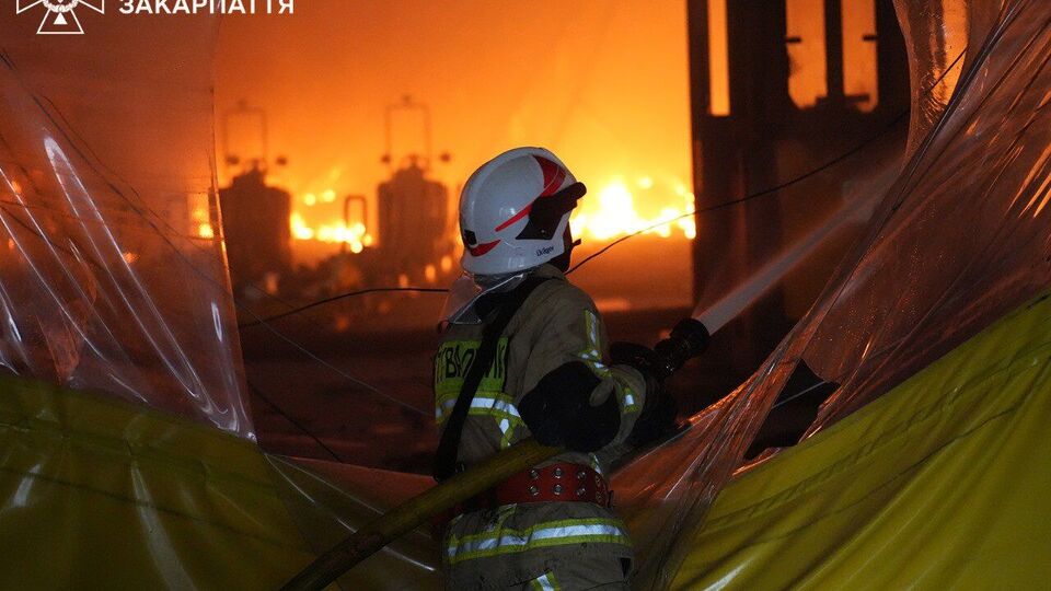 Рятувальники протягом двох днів гасили пожежу на заводі в Мукачеві