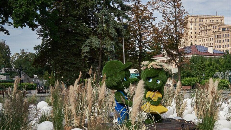 Возле праздничных инсталляций в Харькове ожидают много людей