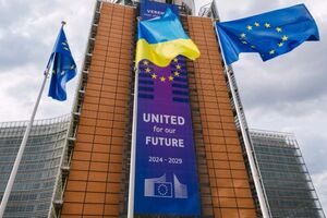 Украинский флаг развевается перед штаб-квартирой ЕК в Брюсселе в День национального флага Украины