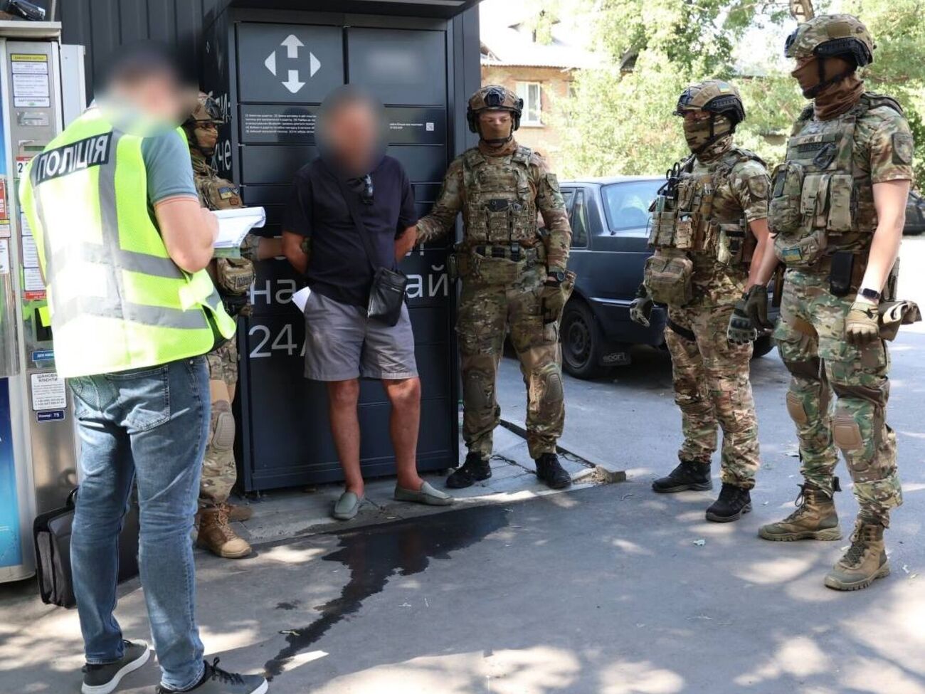 "Разбойники" искали в доме женщины "золото и доллары", которые ей якобы должен давать сын