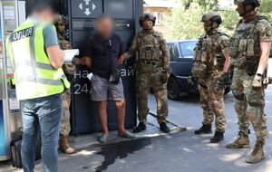 "Розбійники" шукали у помешканні жінки "золото й долари", які їй нібито має давати син