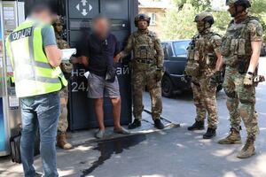 "Разбойники" искали в доме женщины "золото и доллары", которые ей якобы должен давать сын