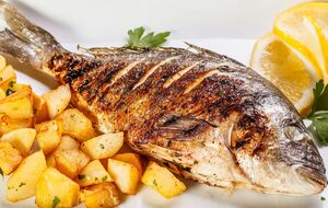 Запікати рибу потрбіно на цукіні й перці