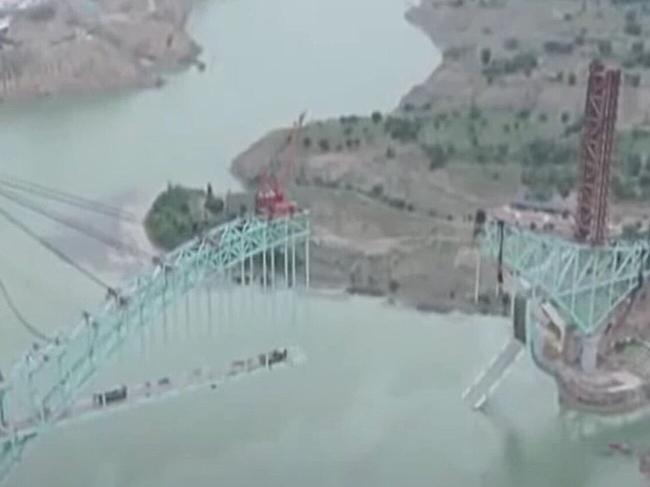 Сейчас на месте идет спасательная операция