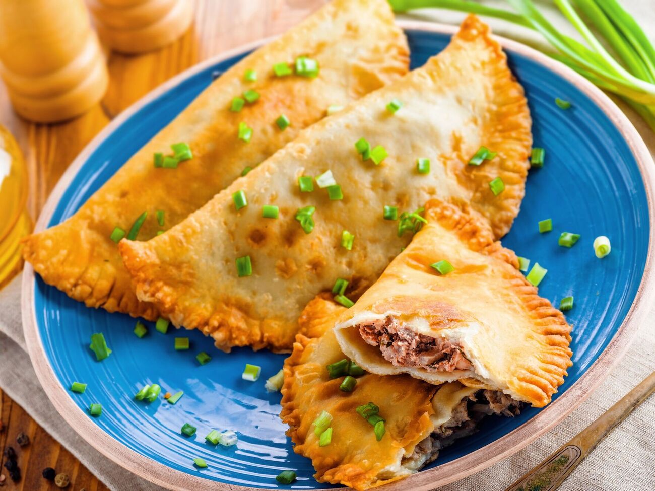 В тесто добавьте 50 мл водки