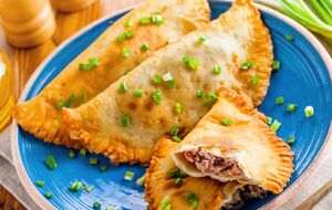 В тесто добавьте 50 мл водки