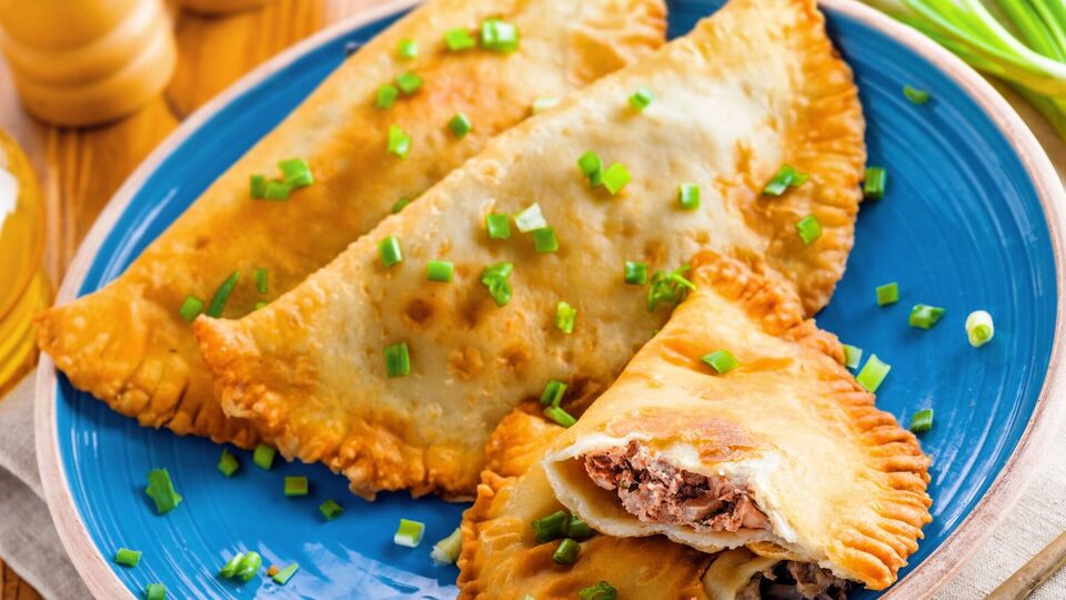 В тесто добавьте 50 мл водки