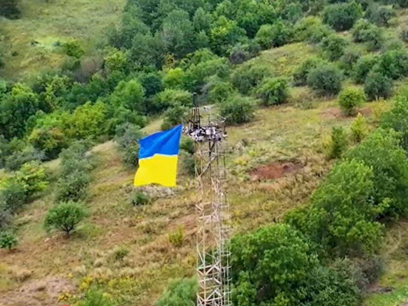 Прапори України оператори БПЛА за допомогою дронів підняли на етнічних українських землях у селах Горналь і Гуєво, розповіли у ЗСУ