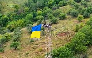 Флаги Украины операторы БПЛА с помощью дронов подняли на этнических украинских землях в селах Горналь и Гуево, рассказали в ВСУ