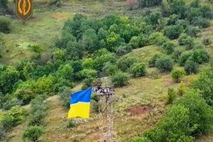 Прапори України оператори БПЛА за допомогою дронів підняли на етнічних українських землях у селах Горналь і Гуєво, розповіли у ЗСУ