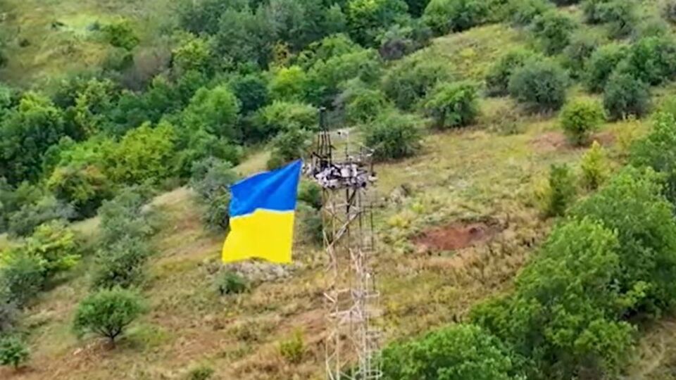 Прапори України оператори БПЛА за допомогою дронів підняли на етнічних українських землях у селах Горналь і Гуєво, розповіли у ЗСУ