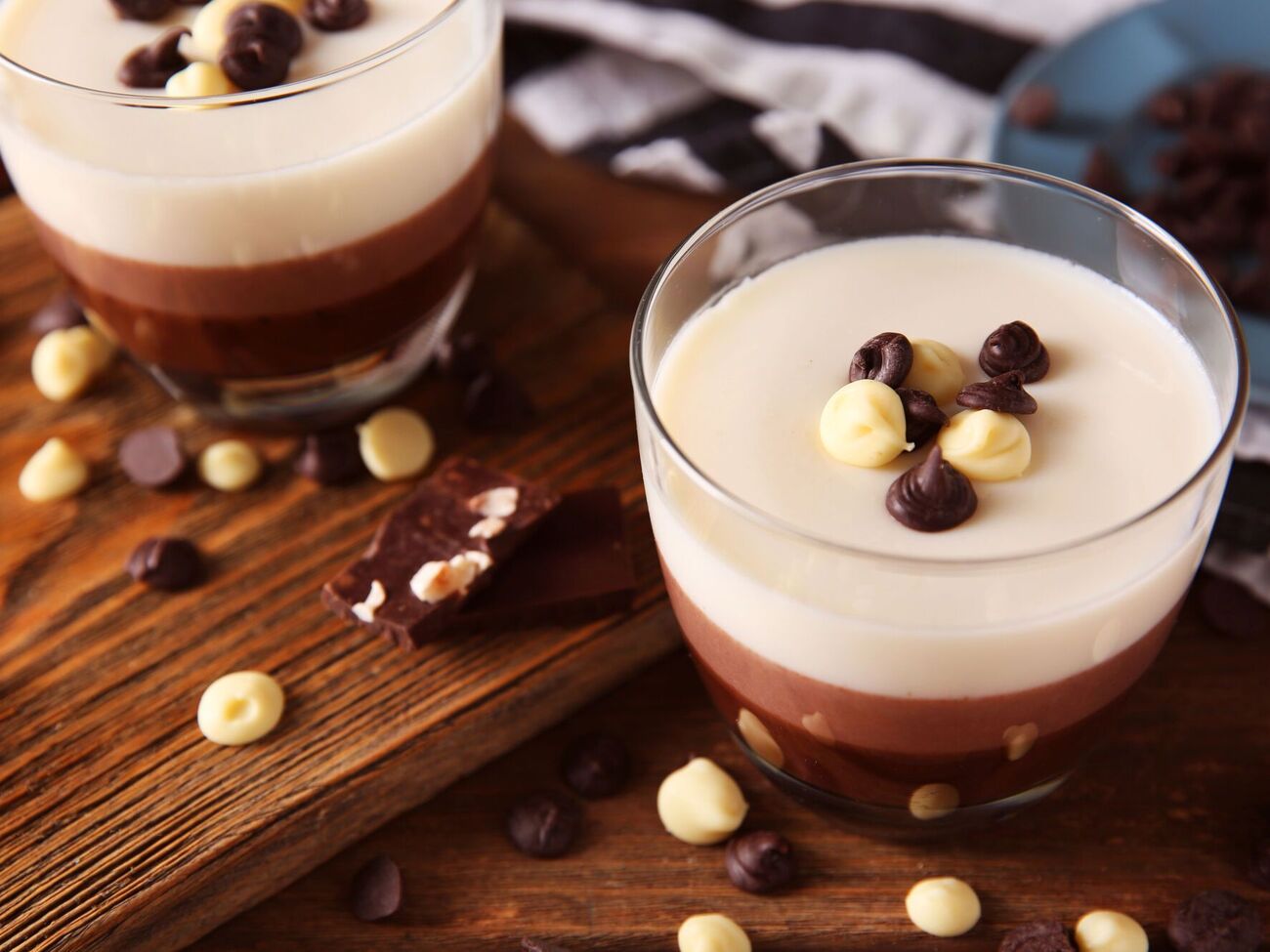 Готовый десерт украсьте тертым шоколадом