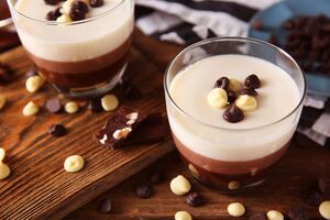 Готовий десерт прикрасьте тертим шоколадом