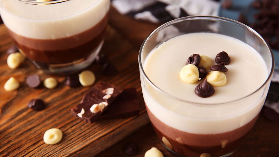 Готовий десерт прикрасьте тертим шоколадом