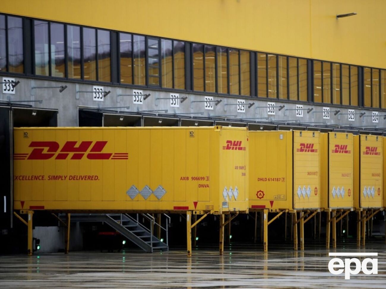 Найбільша у Європі логістична компанія DHL заявила, що також припиняє оброблення посилок до США із 23 серпня
