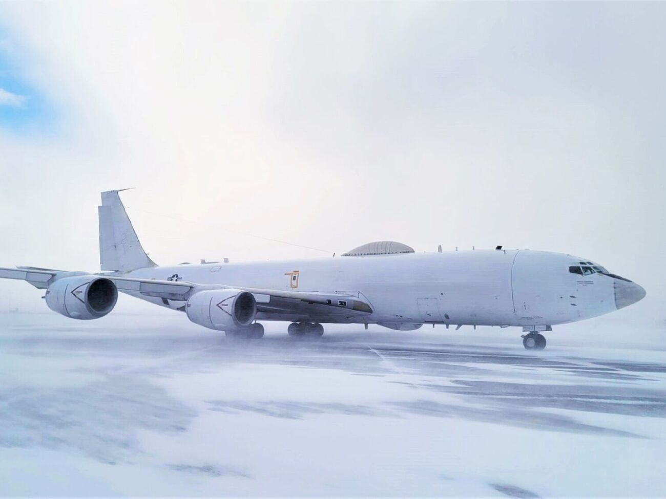 E-6B Mercury приземлился на космической базе Питуффик