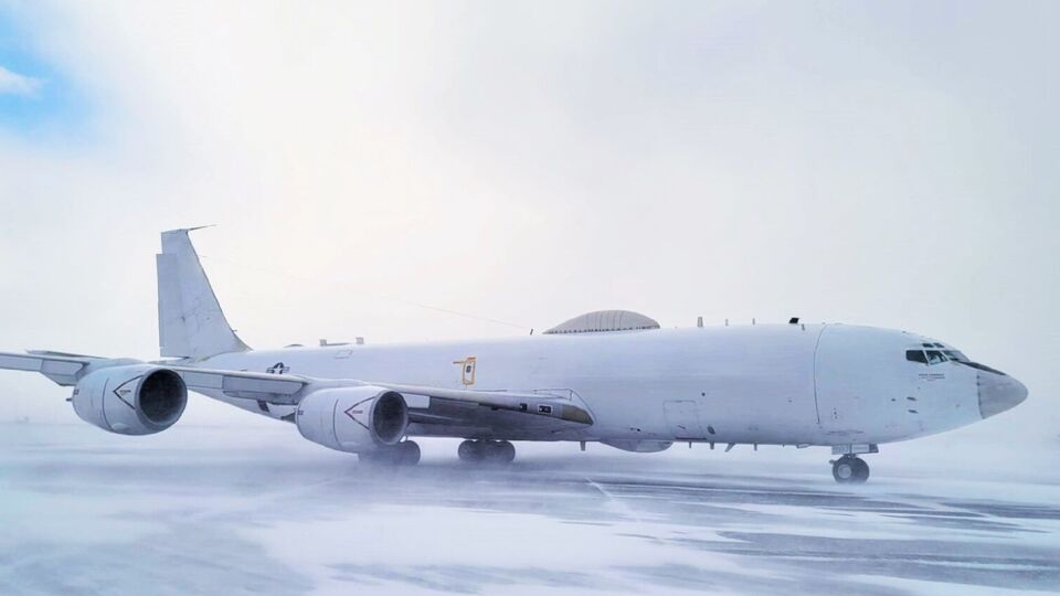 E-6B Mercury приземлився на космічній базі "Пітуффік"