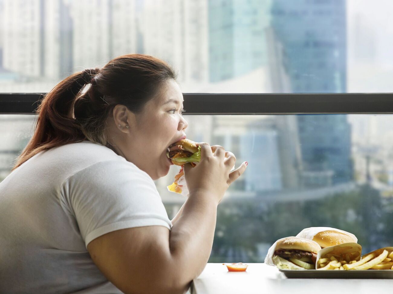 Щоб уникнути переїдання під час стресу, тренер порадив навчитися відволікатися