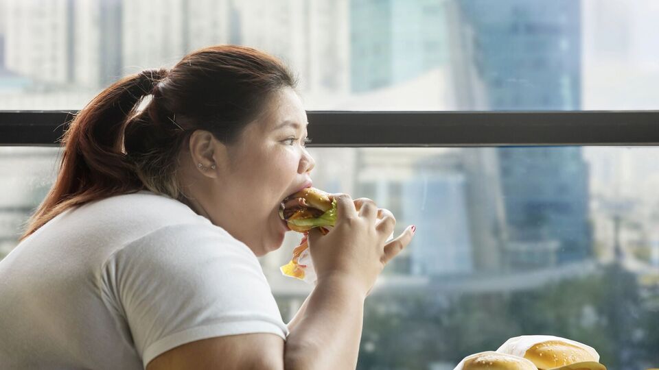 Щоб уникнути переїдання під час стресу, тренер порадив навчитися відволікатися