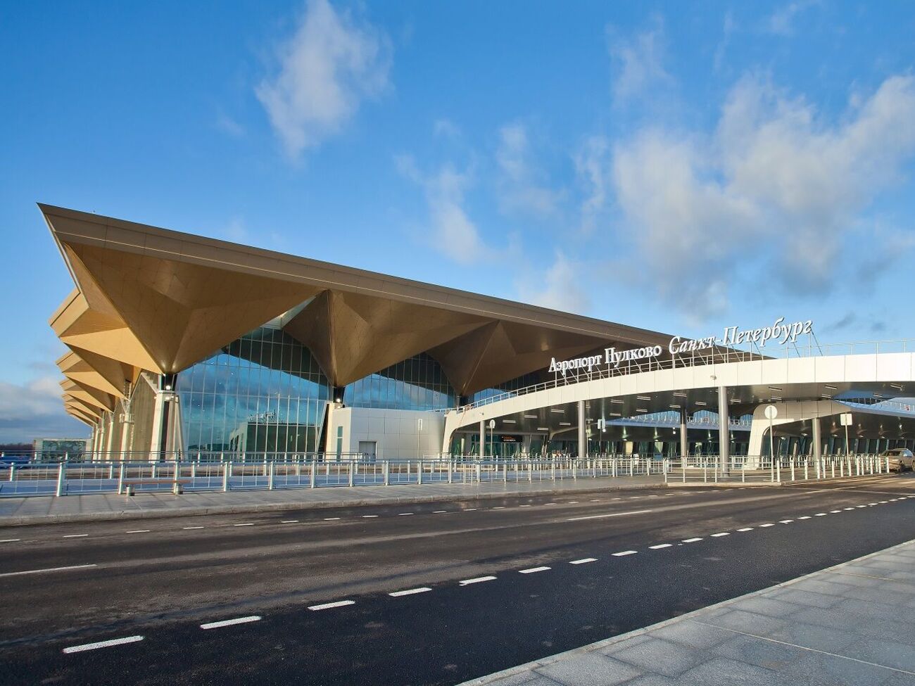 В Пулково приступили к выполнению взлетно-посадочных операций около 11.00 24 августа