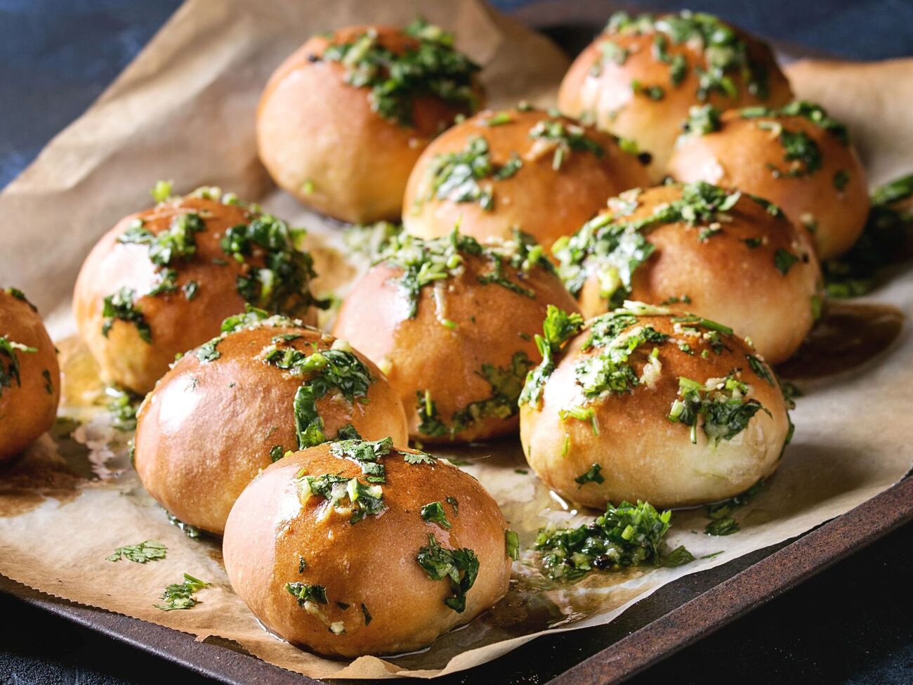 Для хлеба возьмите 500 г слоеного дрожжевого теста