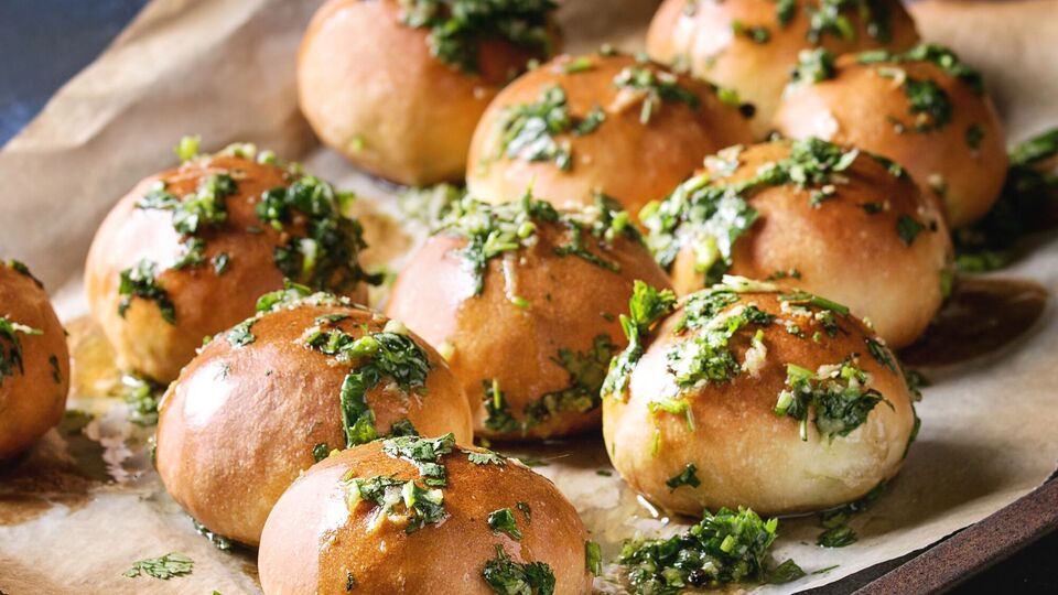 Для хлеба возьмите 500 г слоеного дрожжевого теста