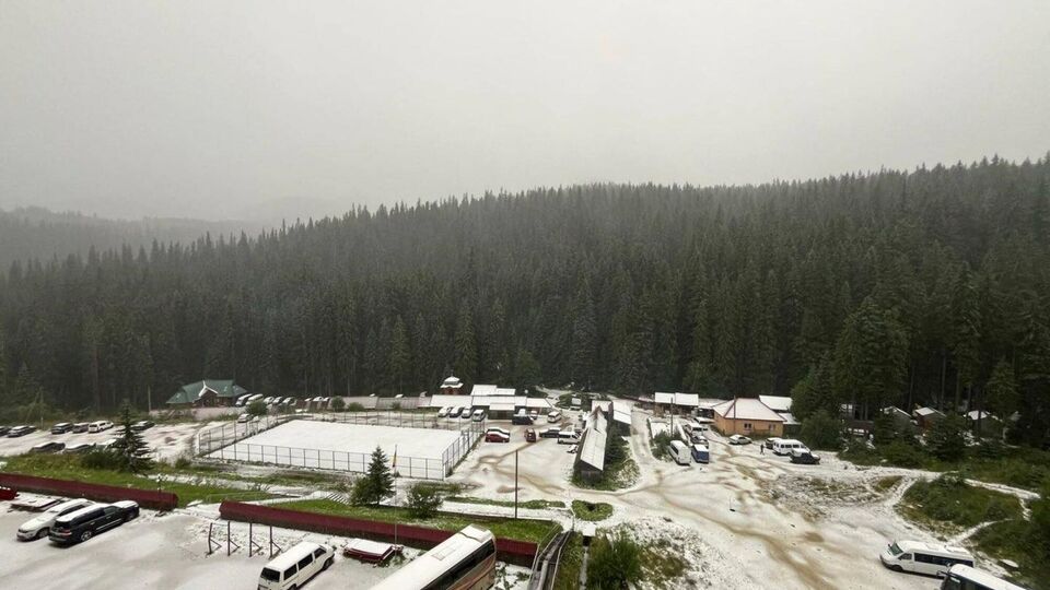 Снег выпал, в частности, на горе Поп Иван