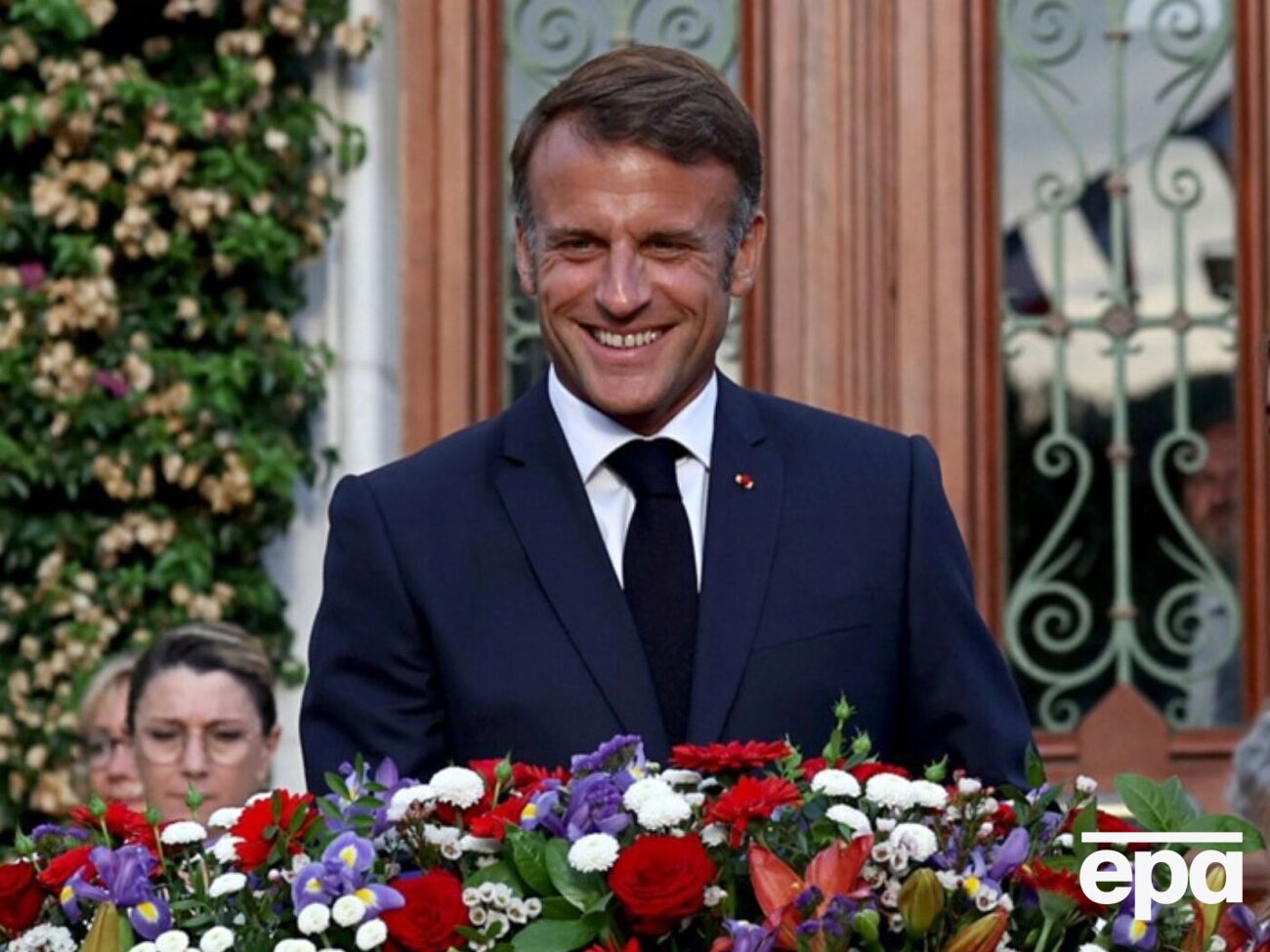 Сначала Макрон опубликовал поздравление на французском, а три часа спустя – на украинском