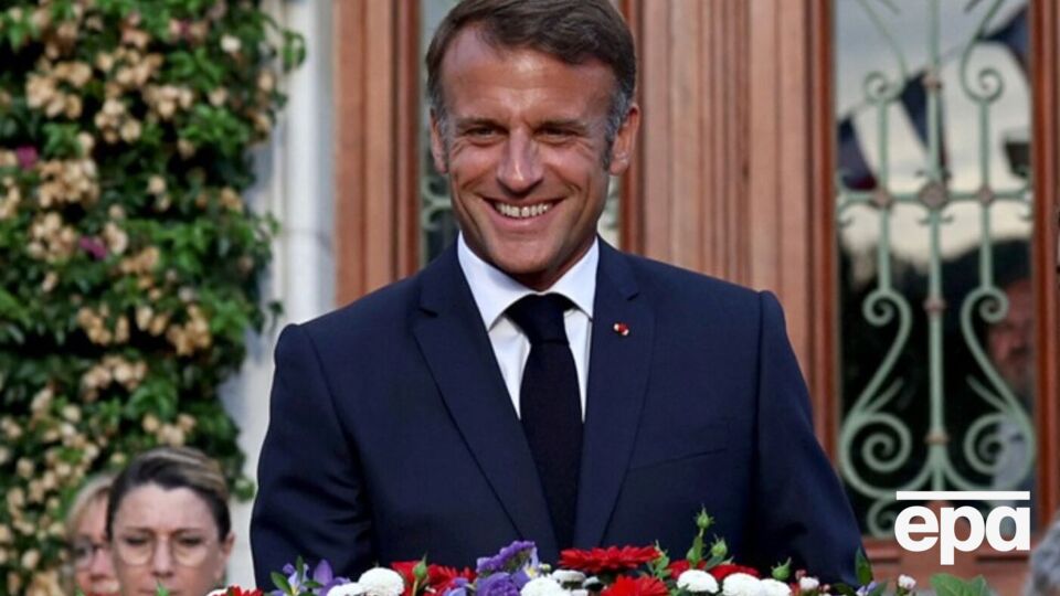 Сначала Макрон опубликовал поздравление на французском, а три часа спустя – на украинском