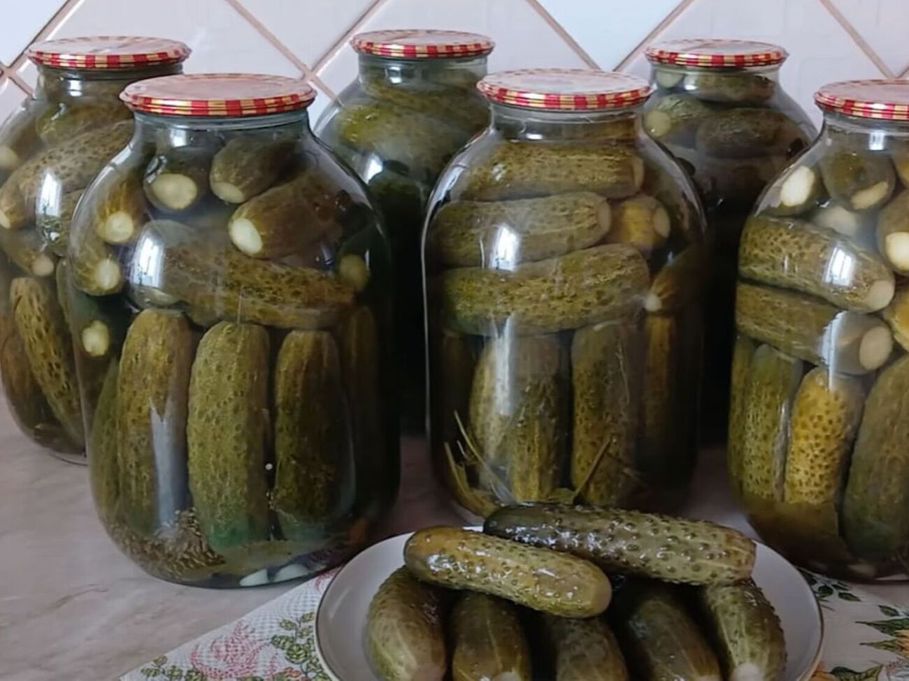 В процессе приготовления огурцы нужно дважды залить рассолом