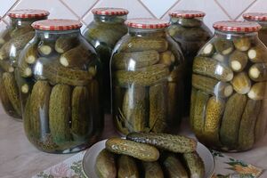 В процессе приготовления огурцы нужно дважды залить рассолом