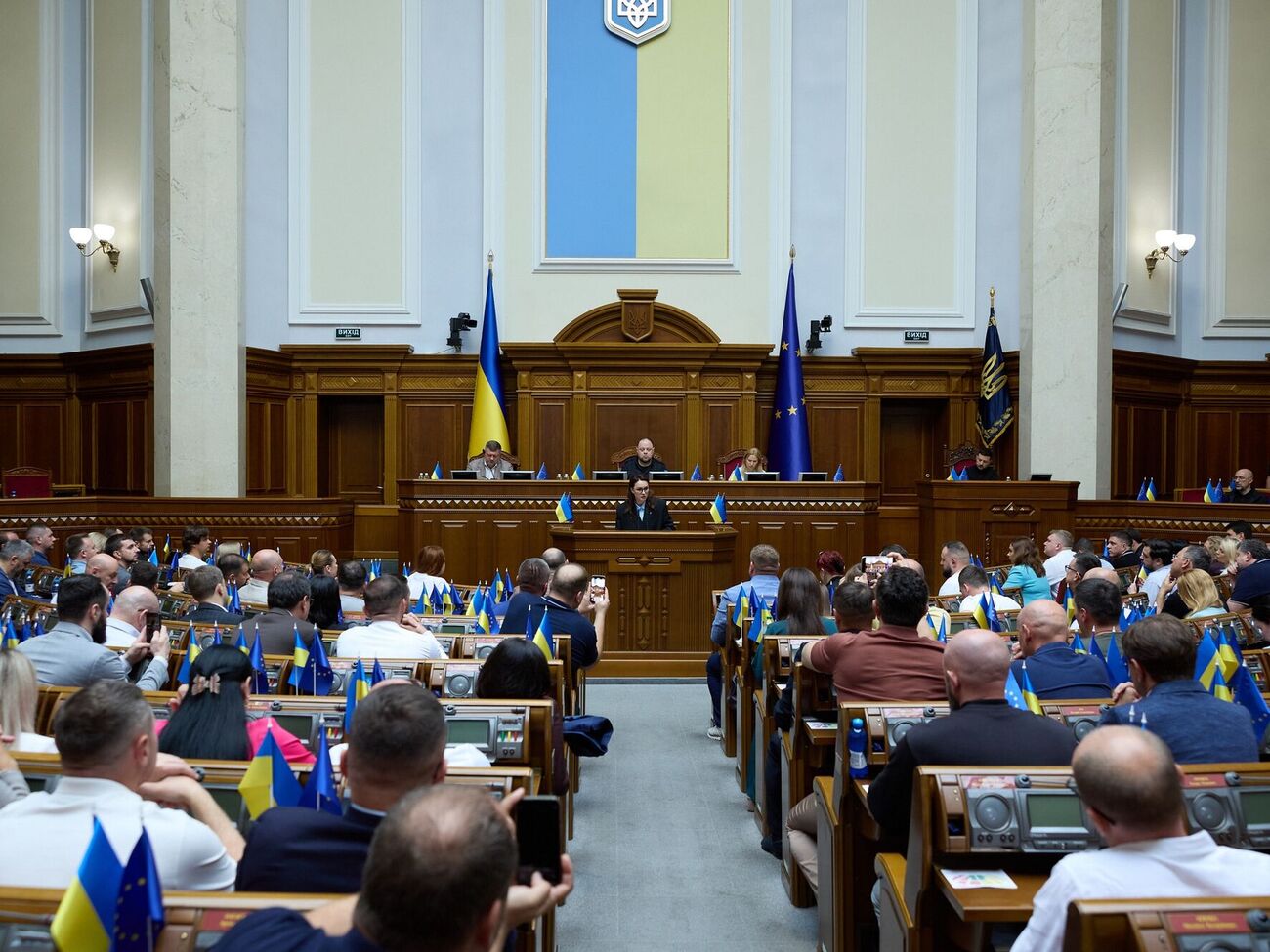 Украинский парламент – лидер по недоверию людей