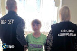 Во время задержания женщина пыталась удалить переписку со своим куратором и разбить смартфон, чтобы избавиться от вещественных доказательств, рассказывает СБУ