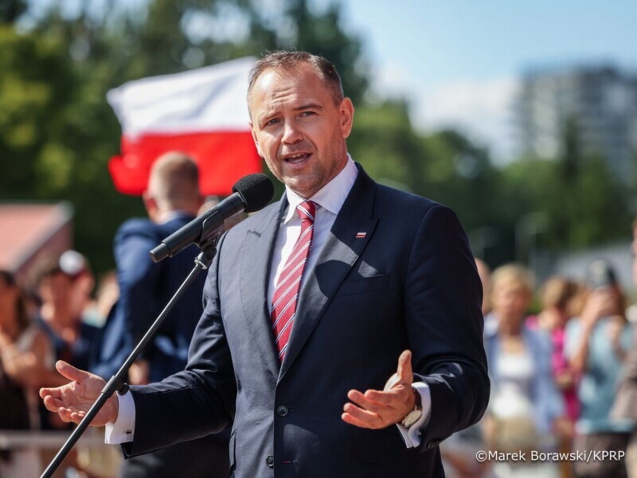 По словам Навроцкого, "выплаты 800+ должны предоставляться только тем украинцам, которые берут на себя обязательство работать в Польше"