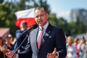 По словам Навроцкого, "выплаты 800+ должны предоставляться только тем украинцам, которые берут на себя обязательство работать в Польше"